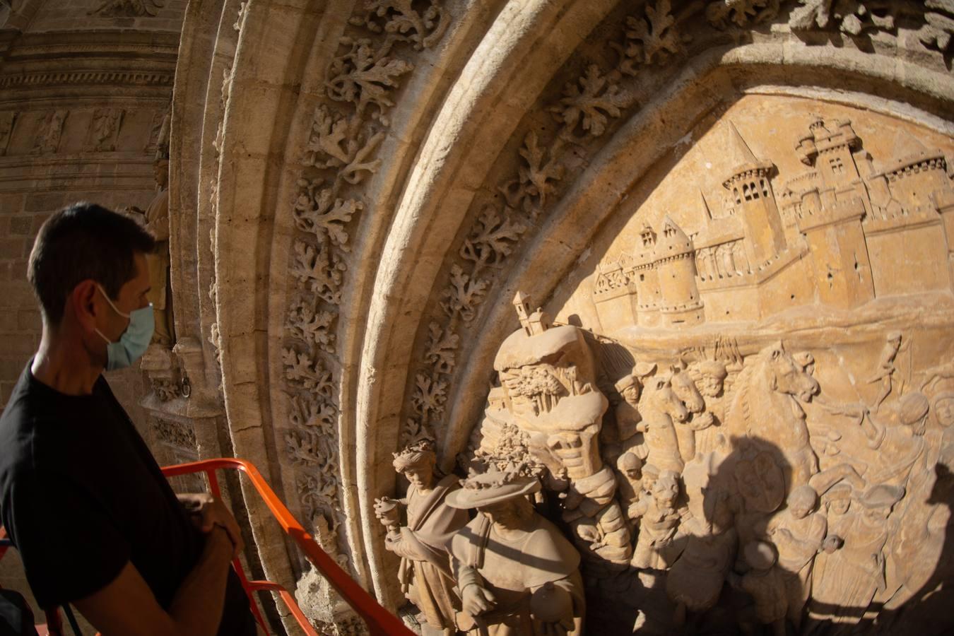 Así se cuidan las puertas de la Catedral de Sevilla