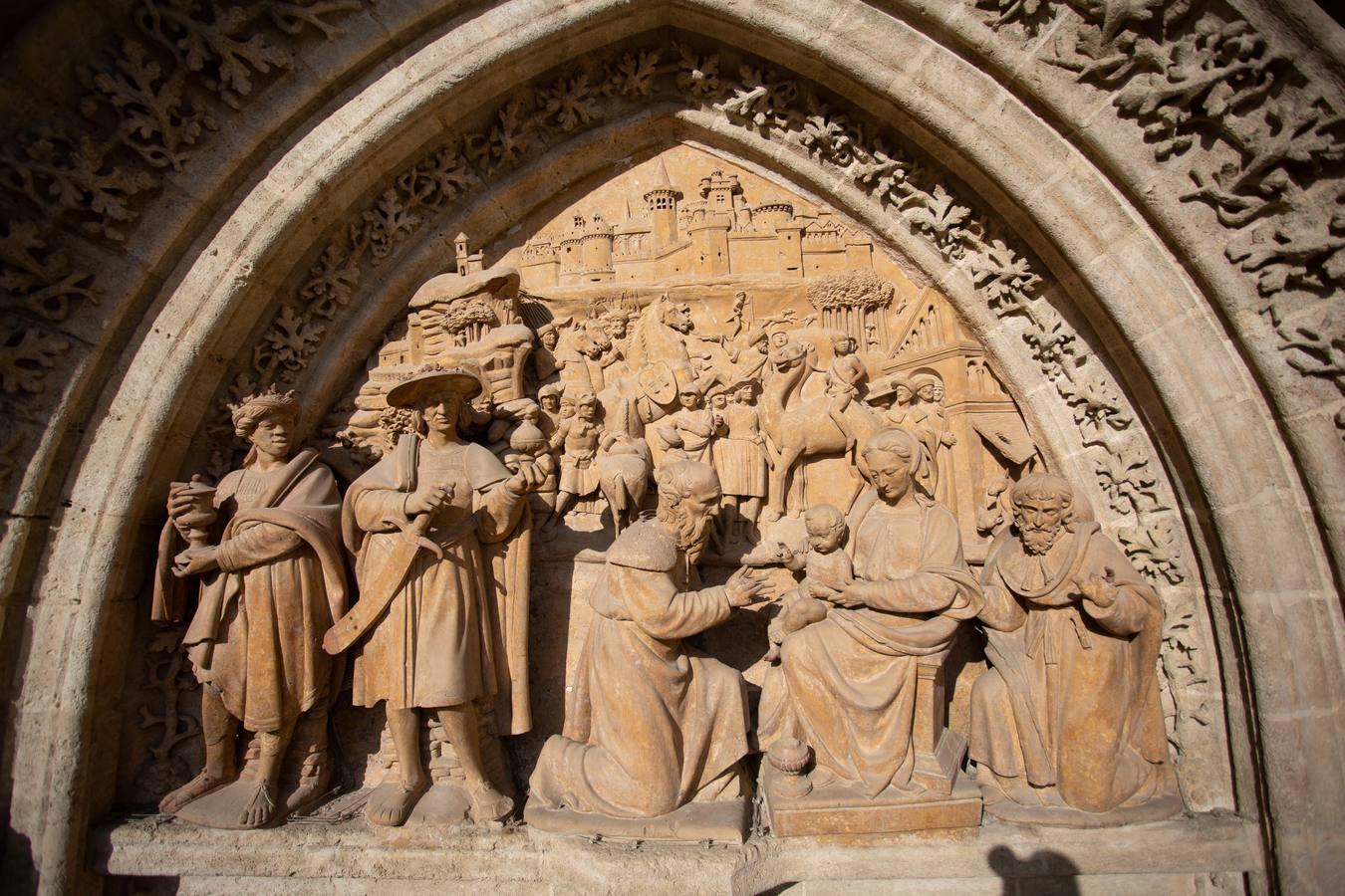 Así se cuidan las puertas de la Catedral de Sevilla