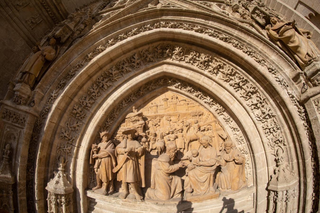 Así se cuidan las puertas de la Catedral de Sevilla