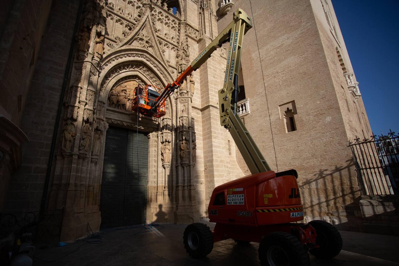 Así se cuidan las puertas de la Catedral de Sevilla