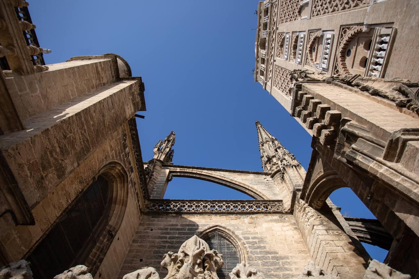 Así se cuidan las puertas de la Catedral de Sevilla