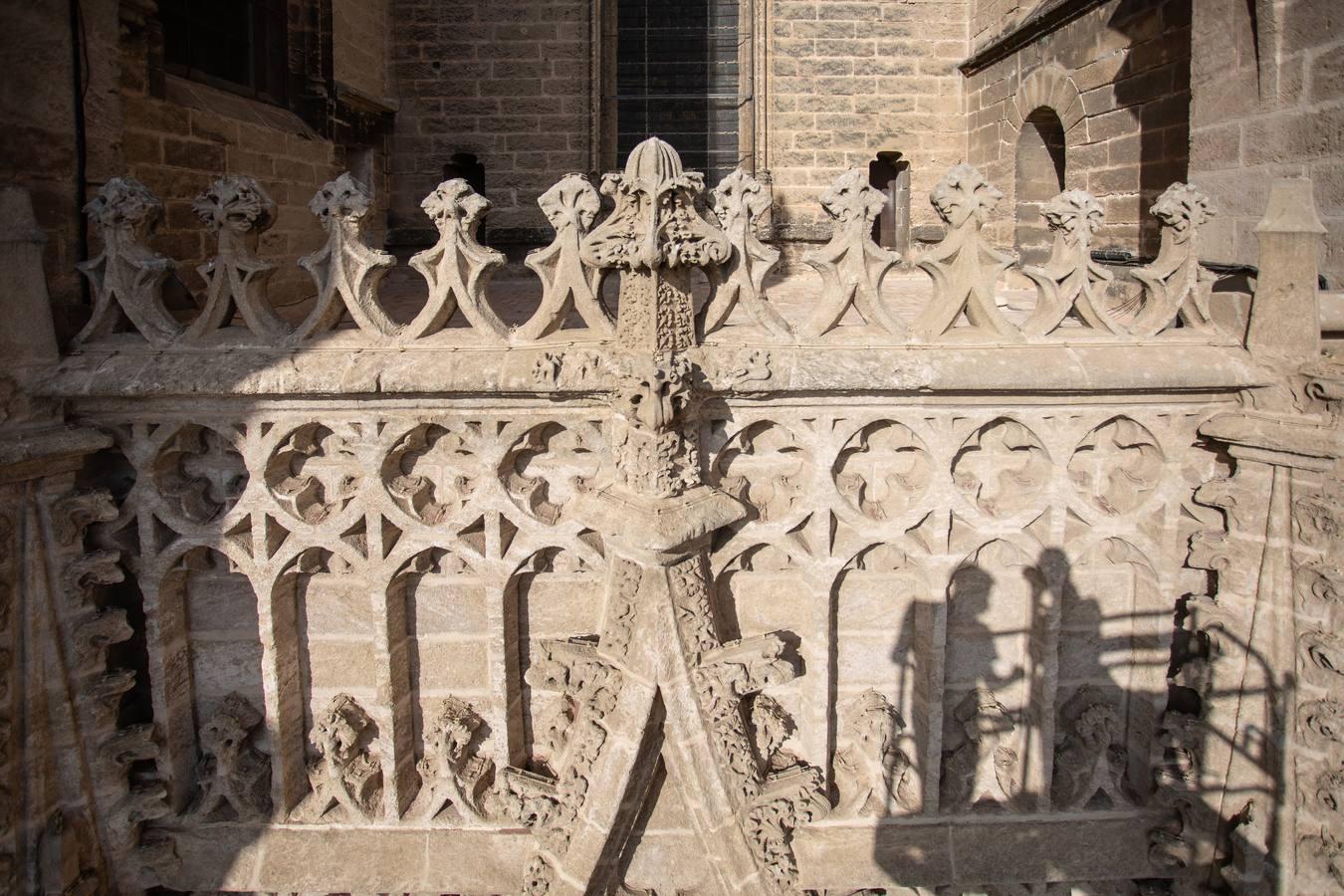 Así se cuidan las puertas de la Catedral de Sevilla