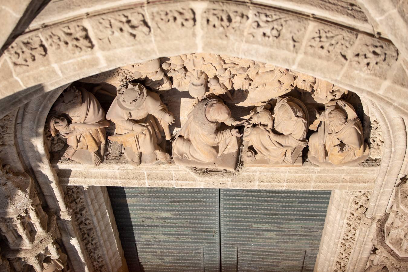 Así se cuidan las puertas de la Catedral de Sevilla