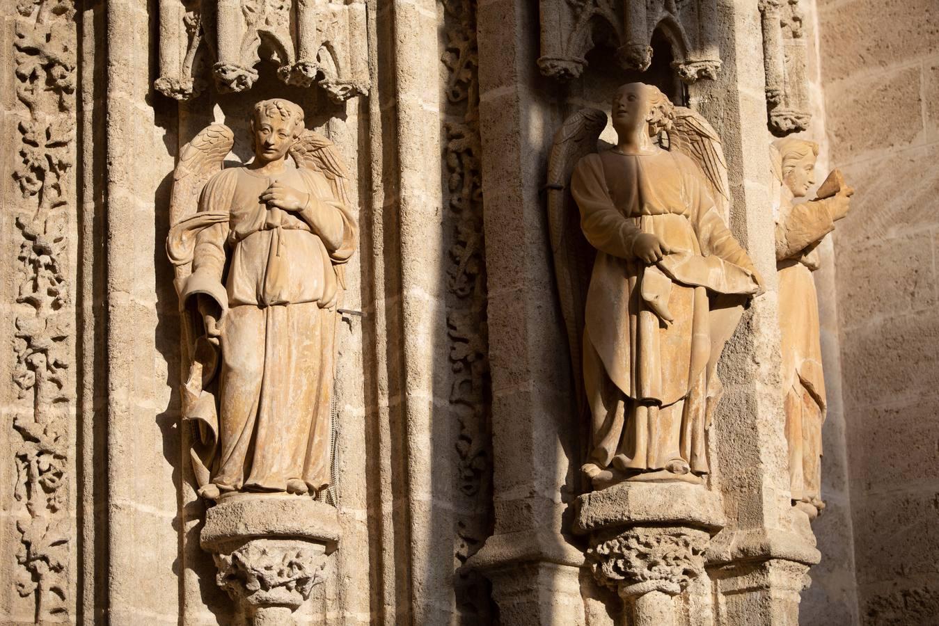 Así se cuidan las puertas de la Catedral de Sevilla