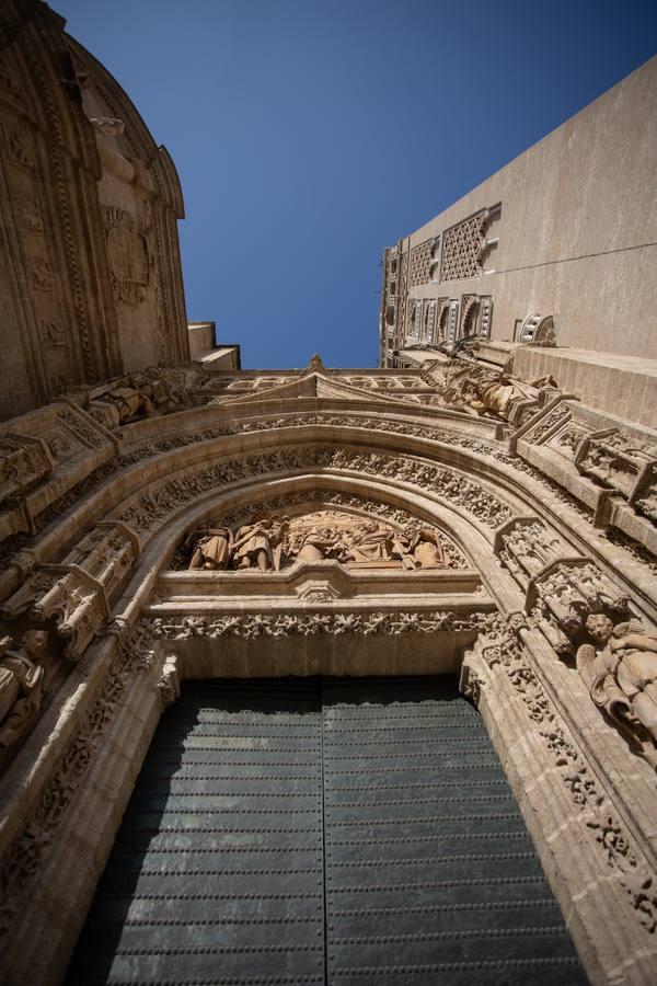 Así se cuidan las puertas de la Catedral de Sevilla