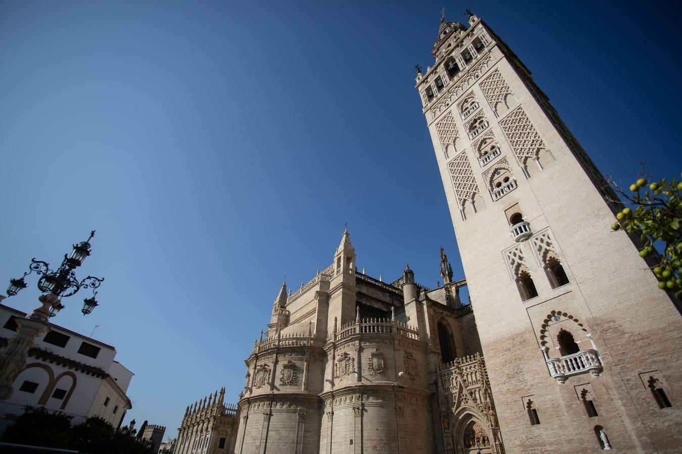 Así se cuidan las puertas de la Catedral de Sevilla