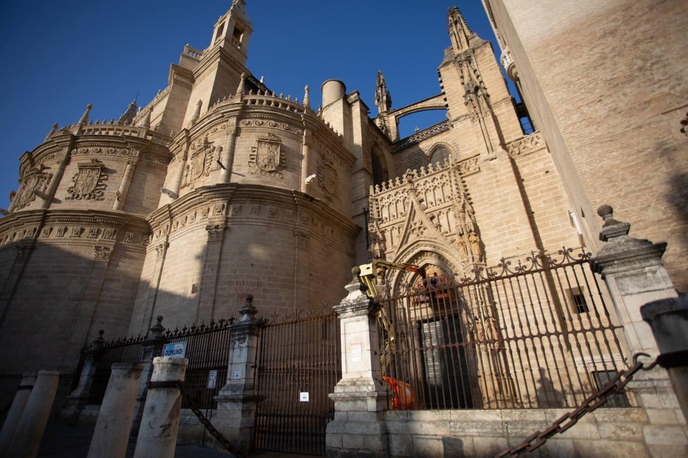 Así se cuidan las puertas de la Catedral de Sevilla