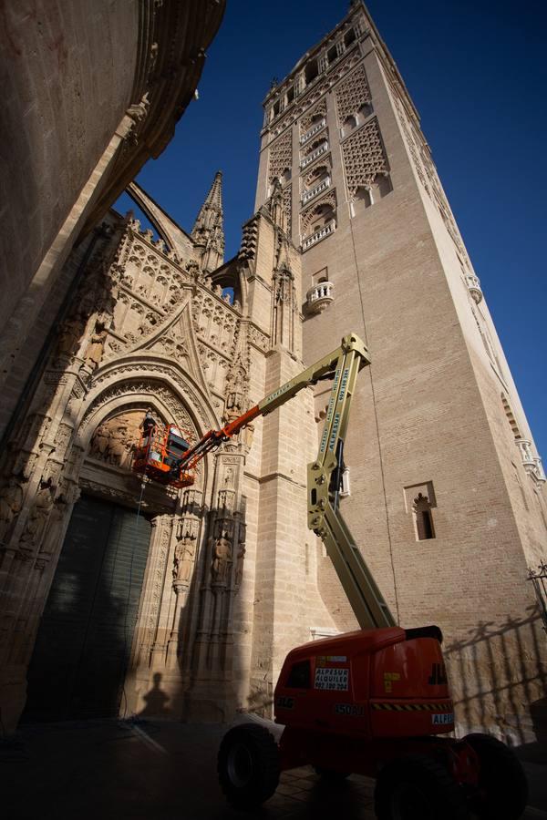 Así se cuidan las puertas de la Catedral de Sevilla