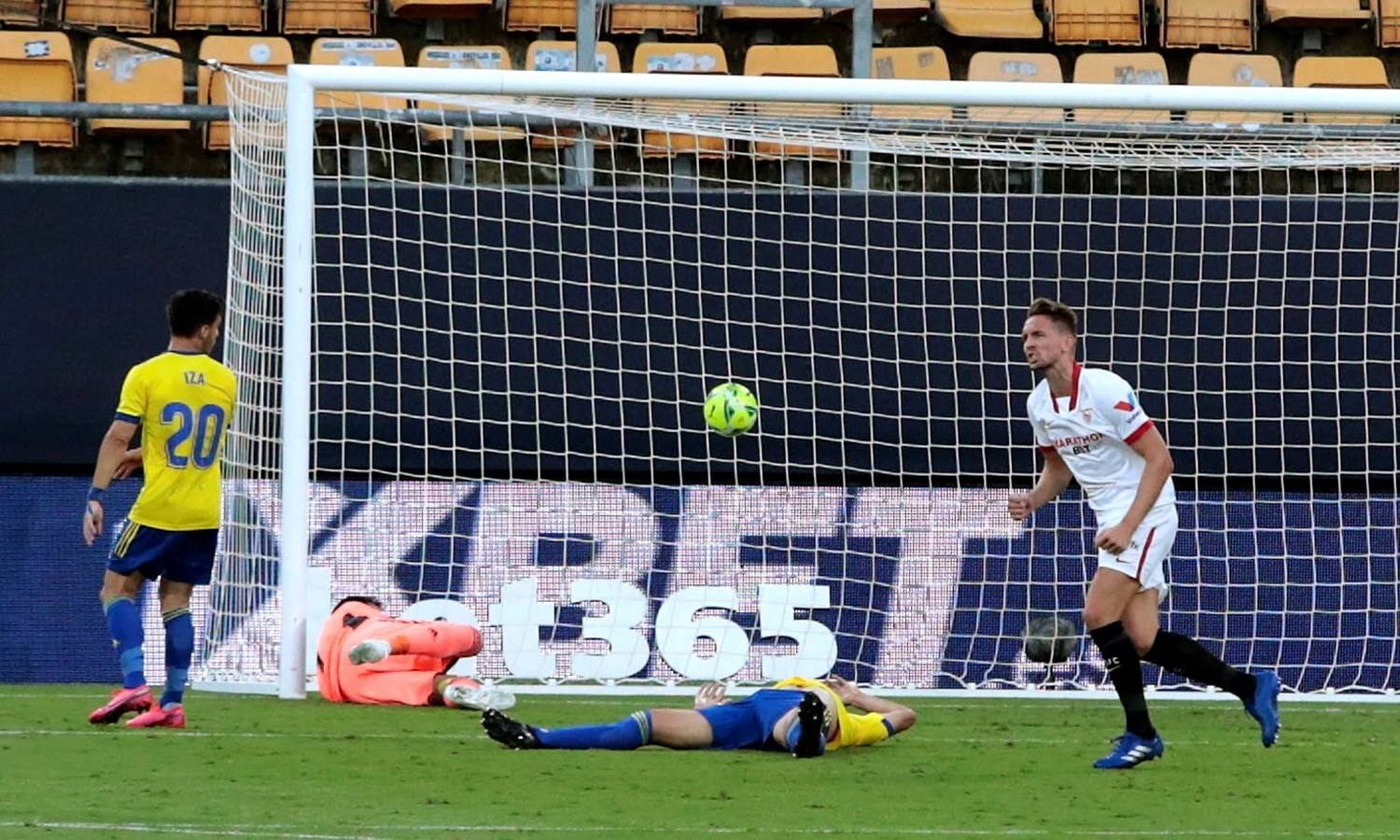 Las mejores imágenes del partido entre el Cádiz C.F. y el Sevilla F.C.