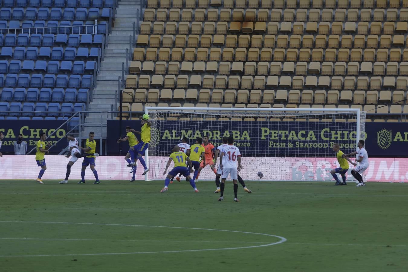 FOTOS: El partido Cádiz CF-Sevilla, en imágenes