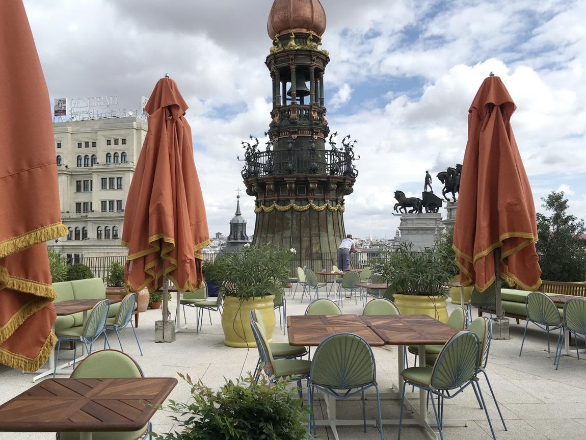 La azotea. Sin duda otro de los puntos clave, y es que en esta zona además de las espectaculares vistas a la calle Alcalá y a Sevilla, se incluyen elementos diferenciadores como la popular escultura de la Cuádriga, de Higinio Basterra, que remata la fachada del edificio del antiguo Banco de Bilbao.