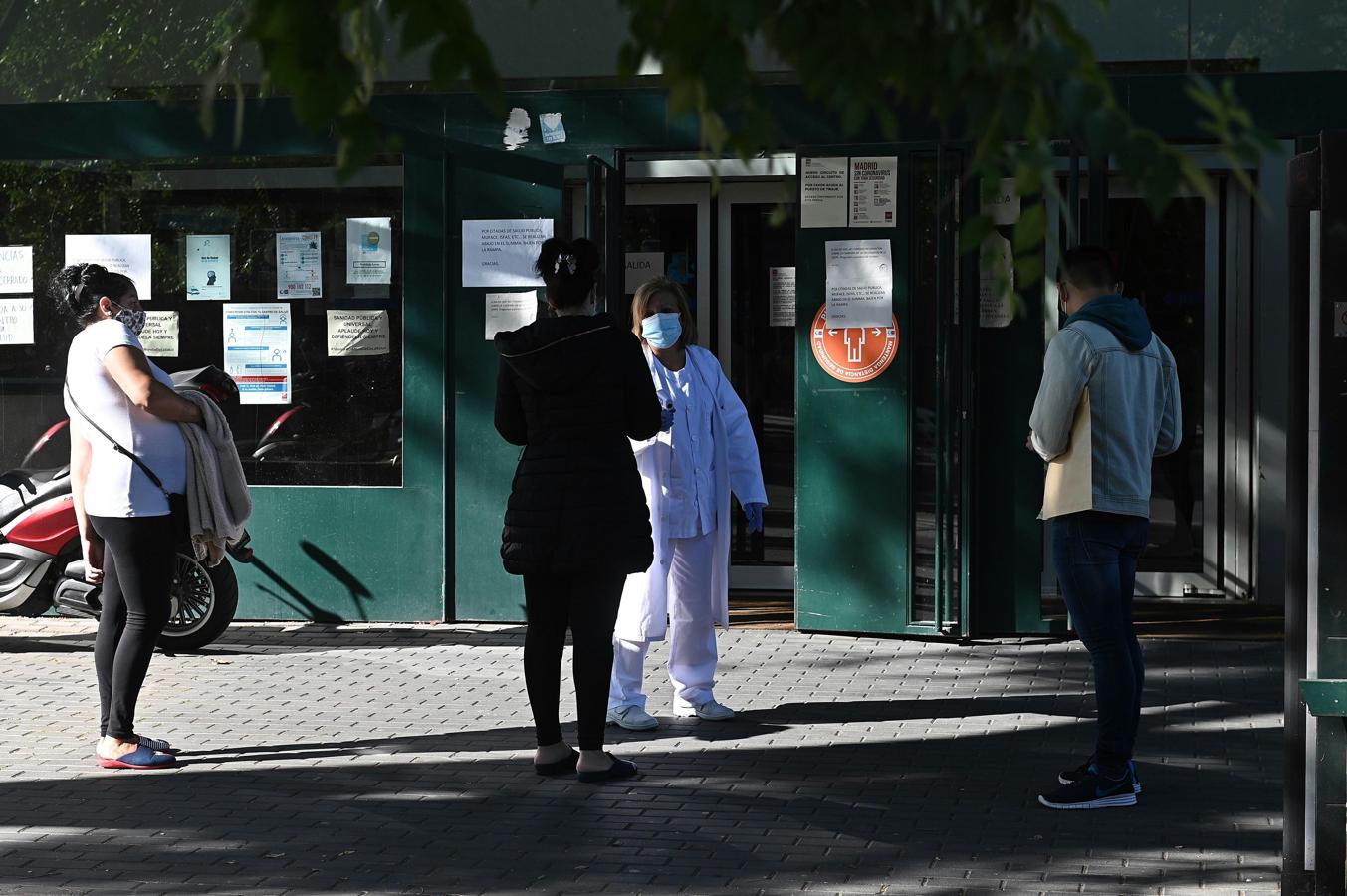 Esperando turno en el Centro de Salud. Una sanitaria inforna a los pacientes que acuden al ambulario de García Noblejas