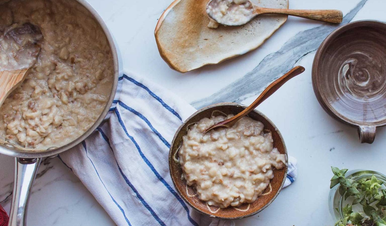 Avena, un alimento que cuida el corazón. La <a href="https://www.abc.es/bienestar/alimentacion/abci-avena-201910011144_noticia.html">avena </a>contiene betaglucanos, una sustancia que ayuda al organismo a controlar el colesterol. Posee capacidad antioxidante gracias a la presencia de tocoferoles, tocotrienoles, ácido fítico, flavonoides y compuestos fenólicos no flavonoides. Además los minerales que contiene favorecen la formación de glóbulos rojos.