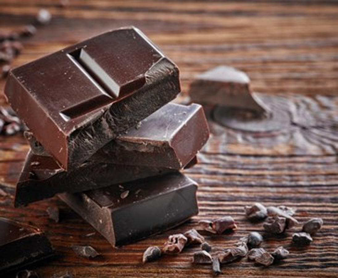 El cacao, protector del corazón. El alto contenido del <a href="https://www.abc.es/bienestar/alimentacion/abci-cacao-201912191653_noticia.html">cacao </a>en flavonoides y en ácido oleico tiene efecto antioxidante y protege a las células del envejecimiento, además de ayudar a prevenir enfermedades cardíacas. Tal como explican en la Fundación Española de la Nutrición, su aporte nutricional ayuda a restaurar la flexibilidad de las arterias y evita que los leucocitos se peguen a las paredes de los vasos sanguíneos.