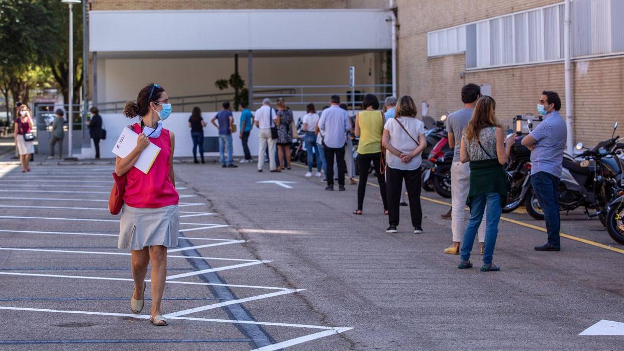 Colas en Reina Mercedes del personal de la Universidad de Sevilla para realizarse las pruebas PCR