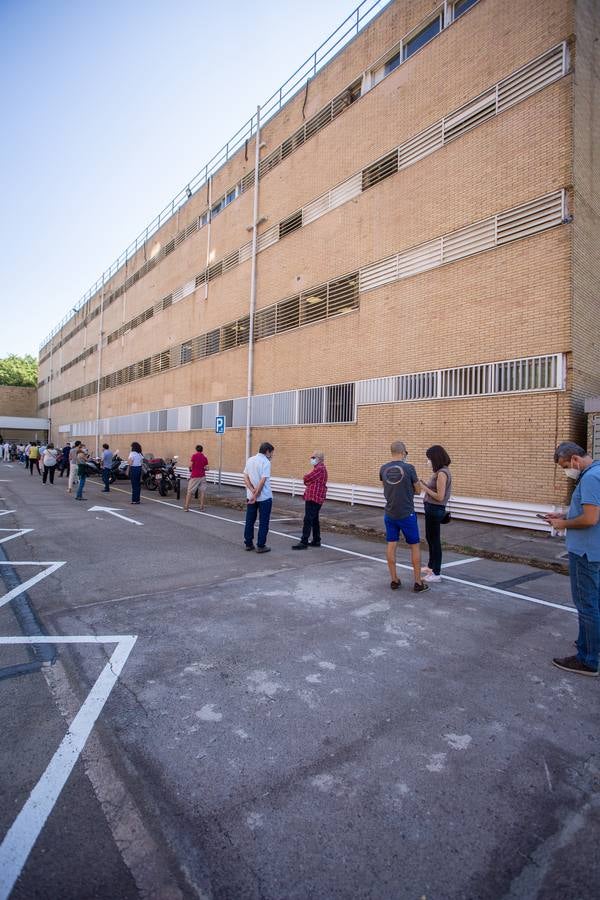 Colas en Reina Mercedes del personal de la Universidad de Sevilla para realizarse las pruebas PCR