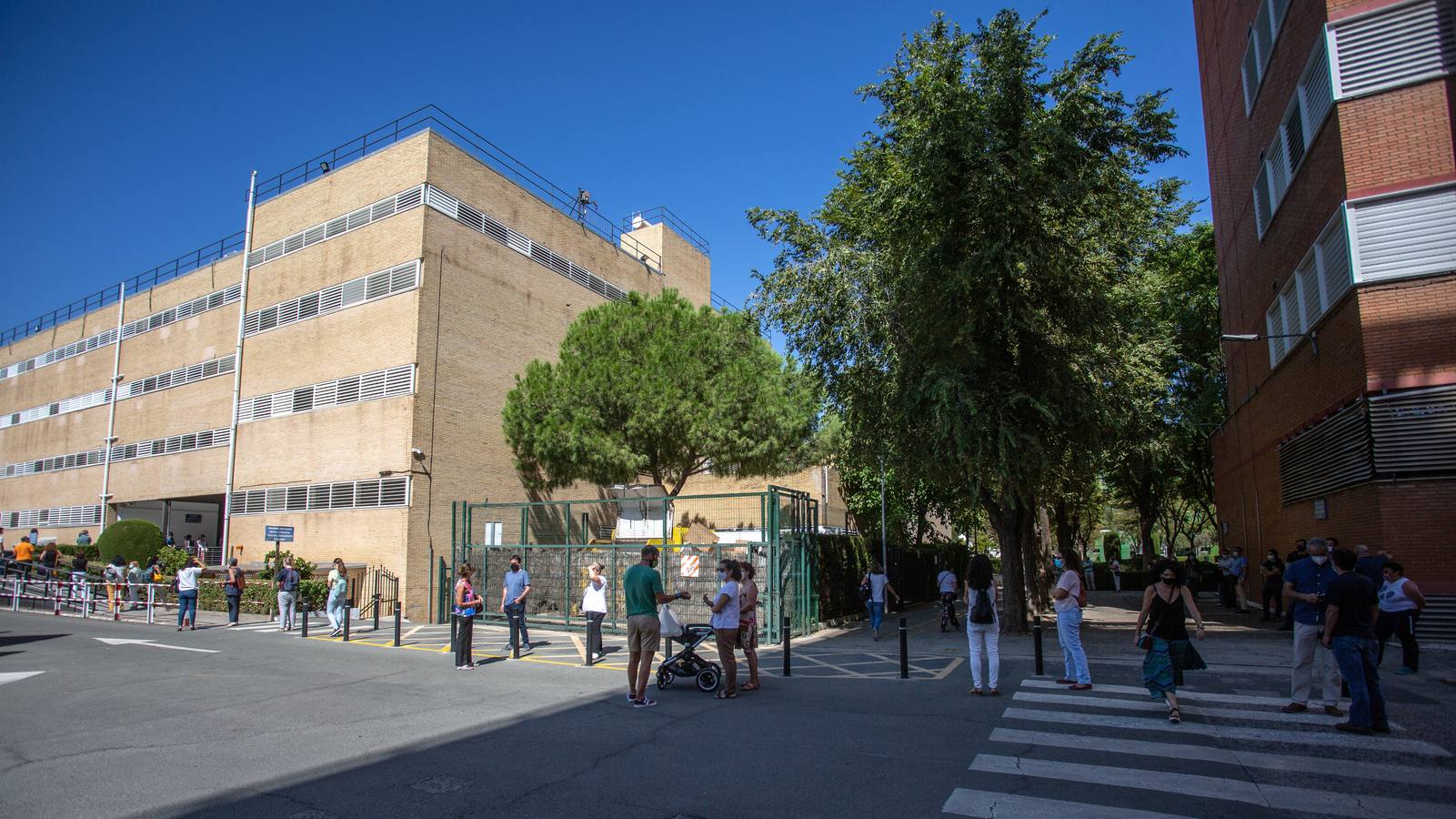 Colas en Reina Mercedes del personal de la Universidad de Sevilla para realizarse las pruebas PCR