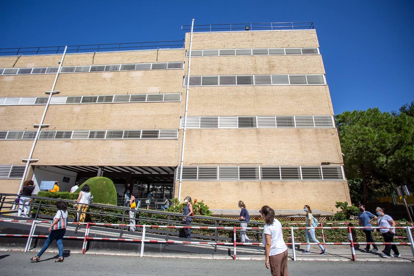 Colas en Reina Mercedes del personal de la Universidad de Sevilla para realizarse las pruebas PCR