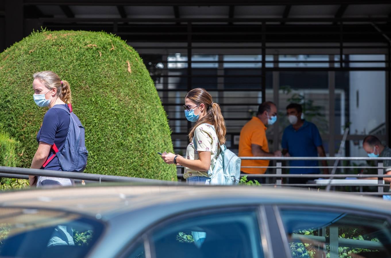 Colas en Reina Mercedes del personal de la Universidad de Sevilla para realizarse las pruebas PCR