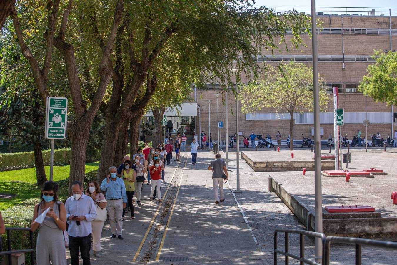 Colas en Reina Mercedes del personal de la Universidad de Sevilla para realizarse las pruebas PCR