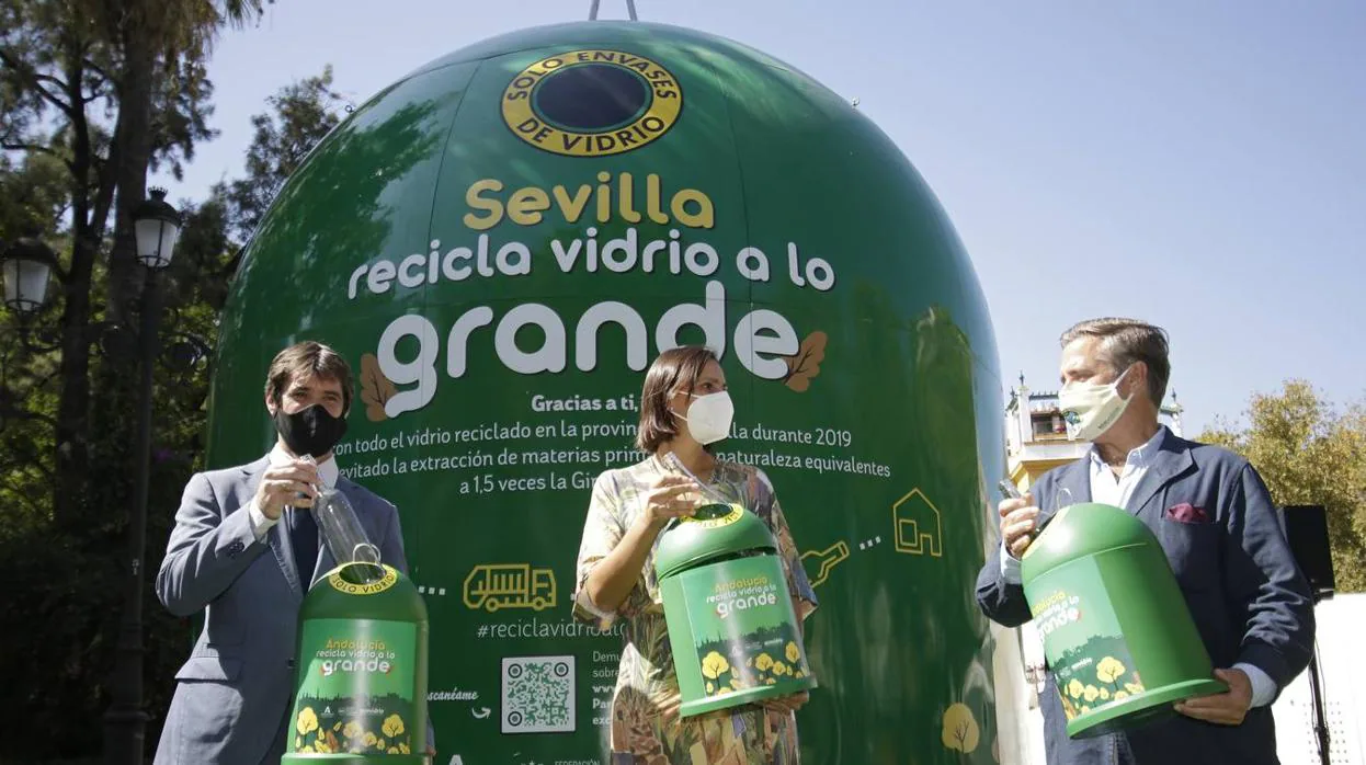Instalado en Sevilla el contenedor de reciclaje de vidrio más grande del mundo