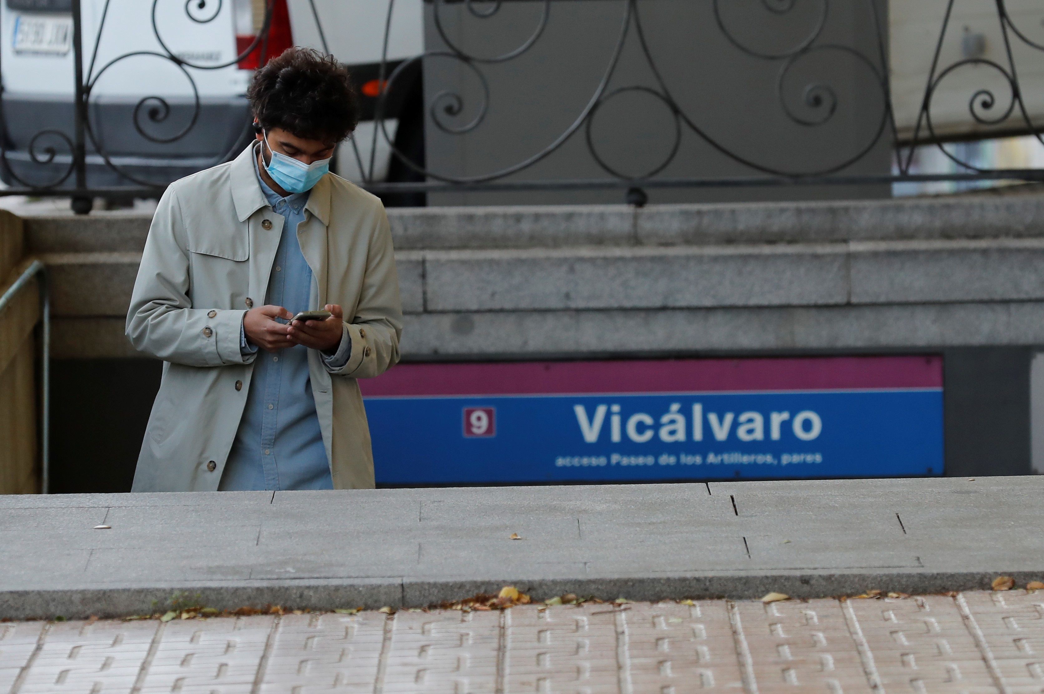 Al trabajo. Un joven sale del metro en Vicávaro hacia su lugar de trabajo, uno de los desplazamientos permitidos