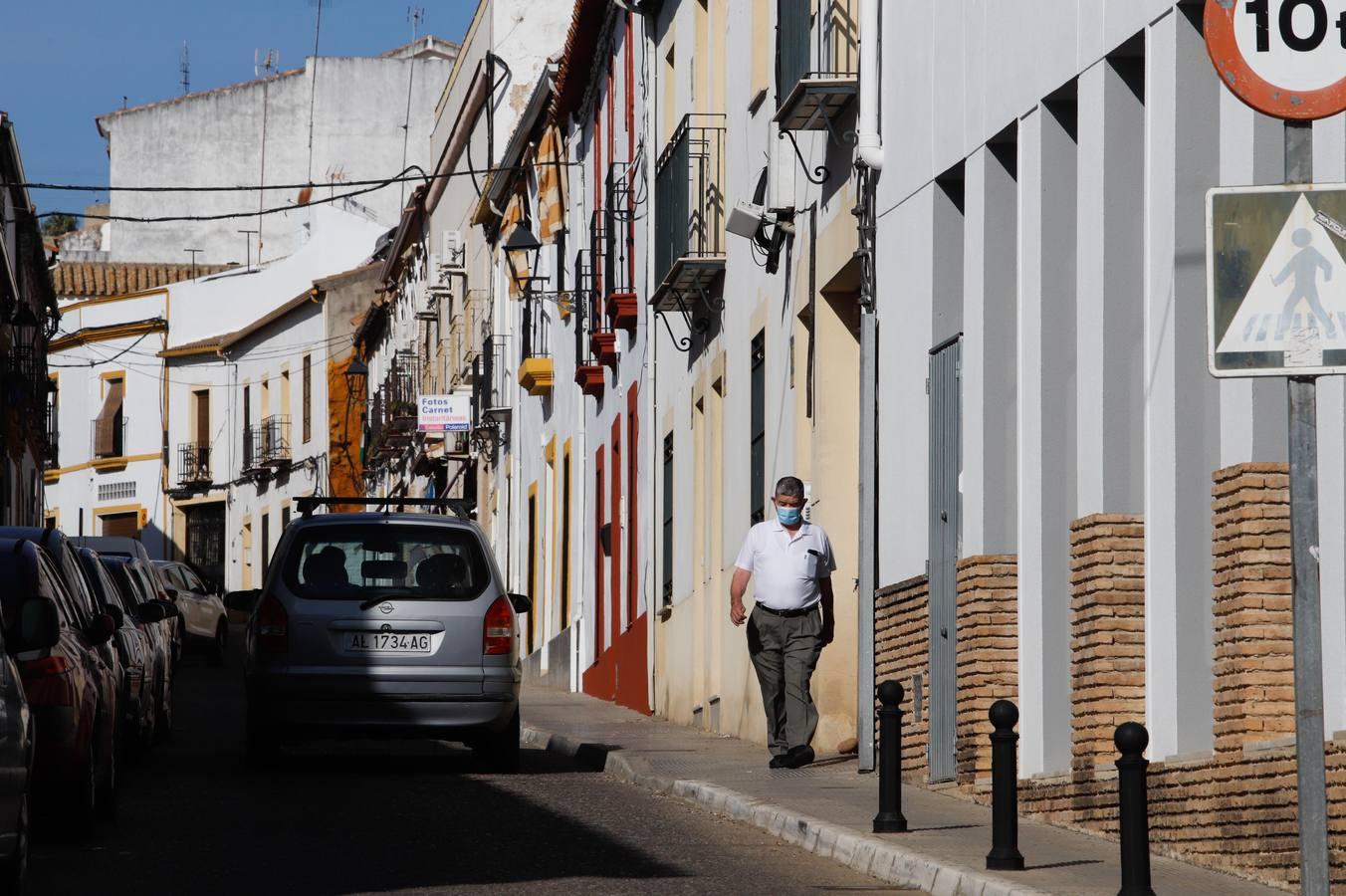 El día a día en Almodóvar del Río y su escalada de contagios, en imágenes