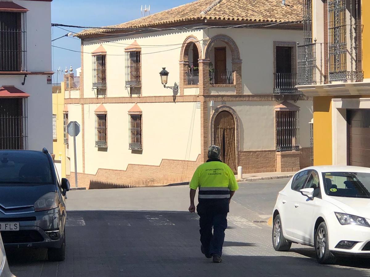 Confinamiento en el «pueblo fantasma» de Casariche: «Estamos como los conejos en las madrigueras»