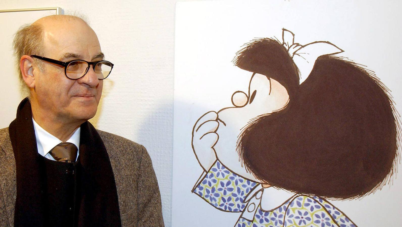 Quino, junto a un dibujo de Mafalda.. 