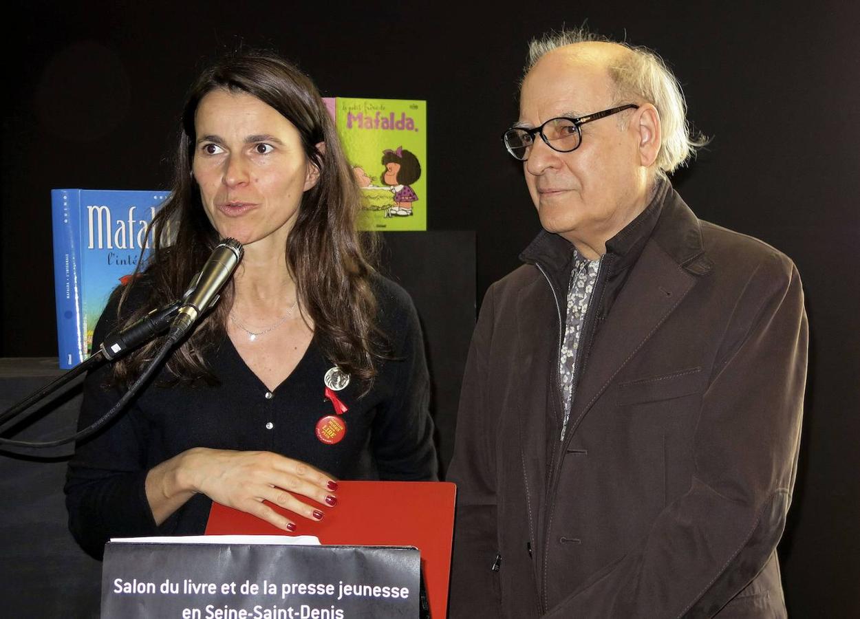 El dibujante, junto a la exministra francesa de Cultura Aurélie Filipetti, que le entregó en París el 1 de diciembre de 2012 la medalla oficial de las Artes y las Letras, por sus méritos artísticos y por su «ejercicio permanente de la crítica».. 