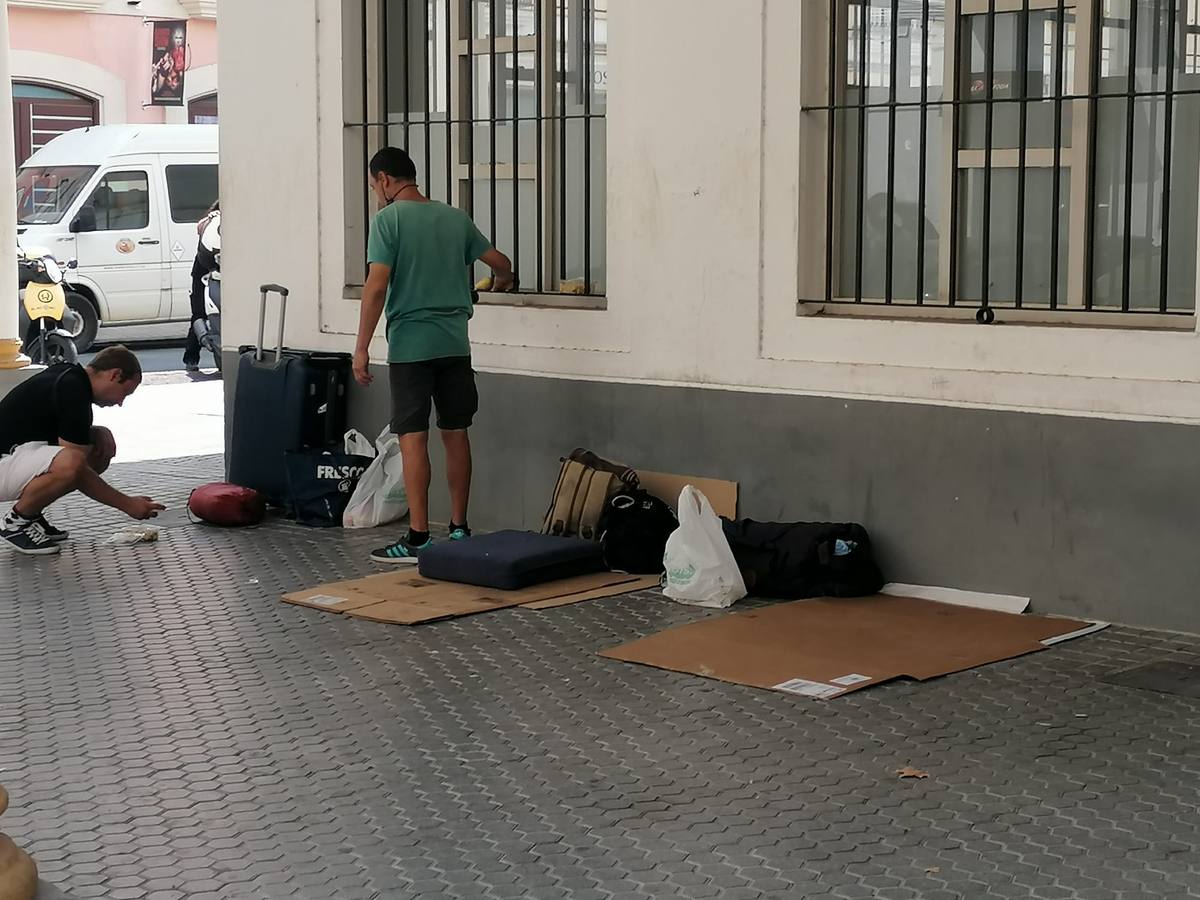 Aumento de indigentes que pasan la noche en los alrededores del Mercado del Arenal