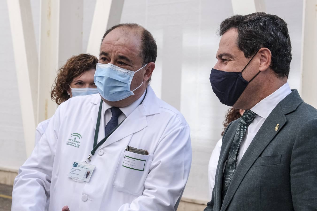 Fotos: la visita de Juanma Moreno al hospital Puerta del Mar de Cádiz