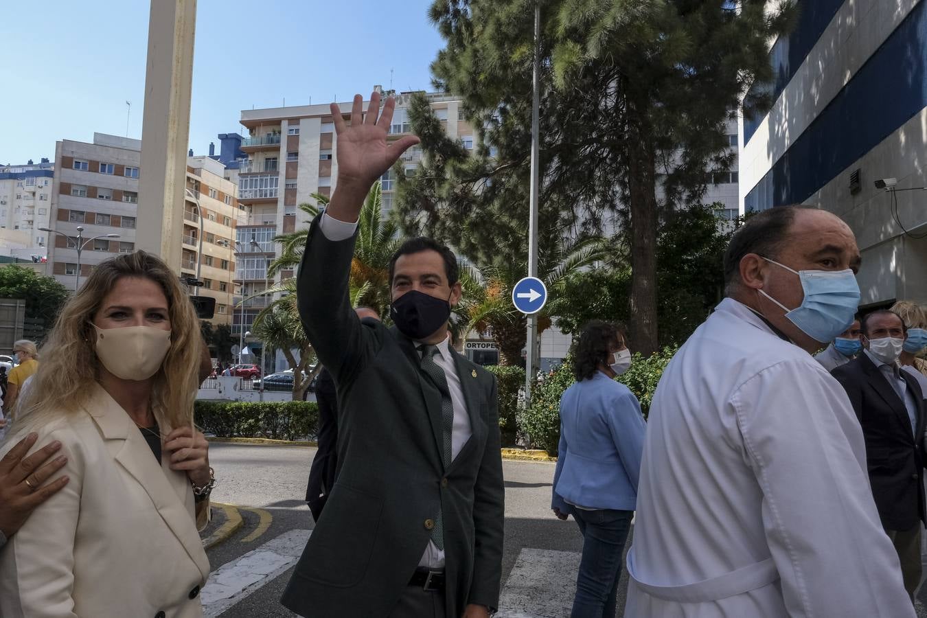 Fotos: la visita de Juanma Moreno al hospital Puerta del Mar de Cádiz