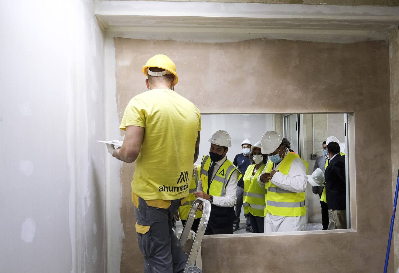 Fotos: la visita de Juanma Moreno al hospital Puerta del Mar de Cádiz