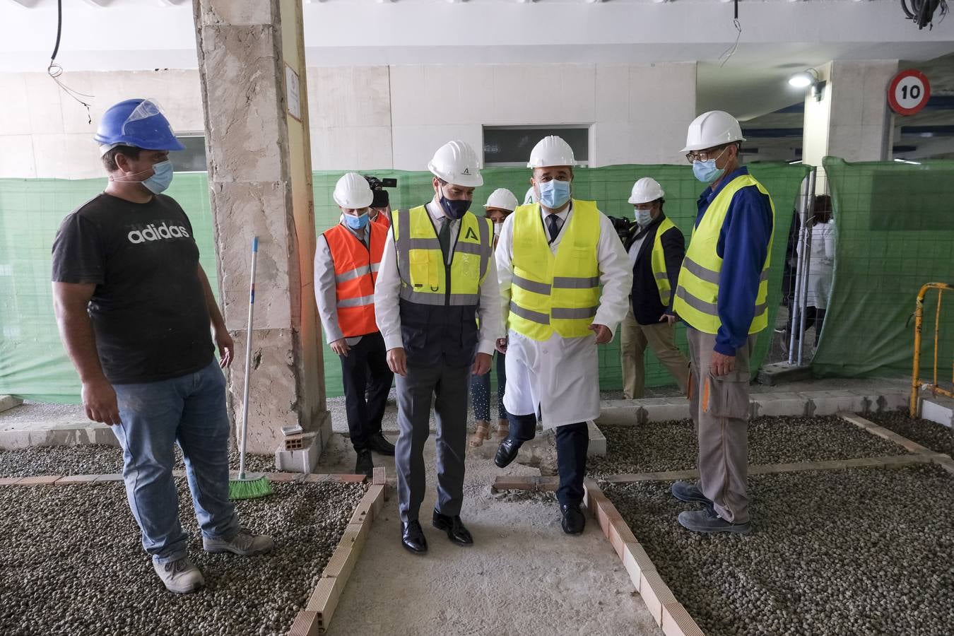 Fotos: la visita de Juanma Moreno al hospital Puerta del Mar de Cádiz