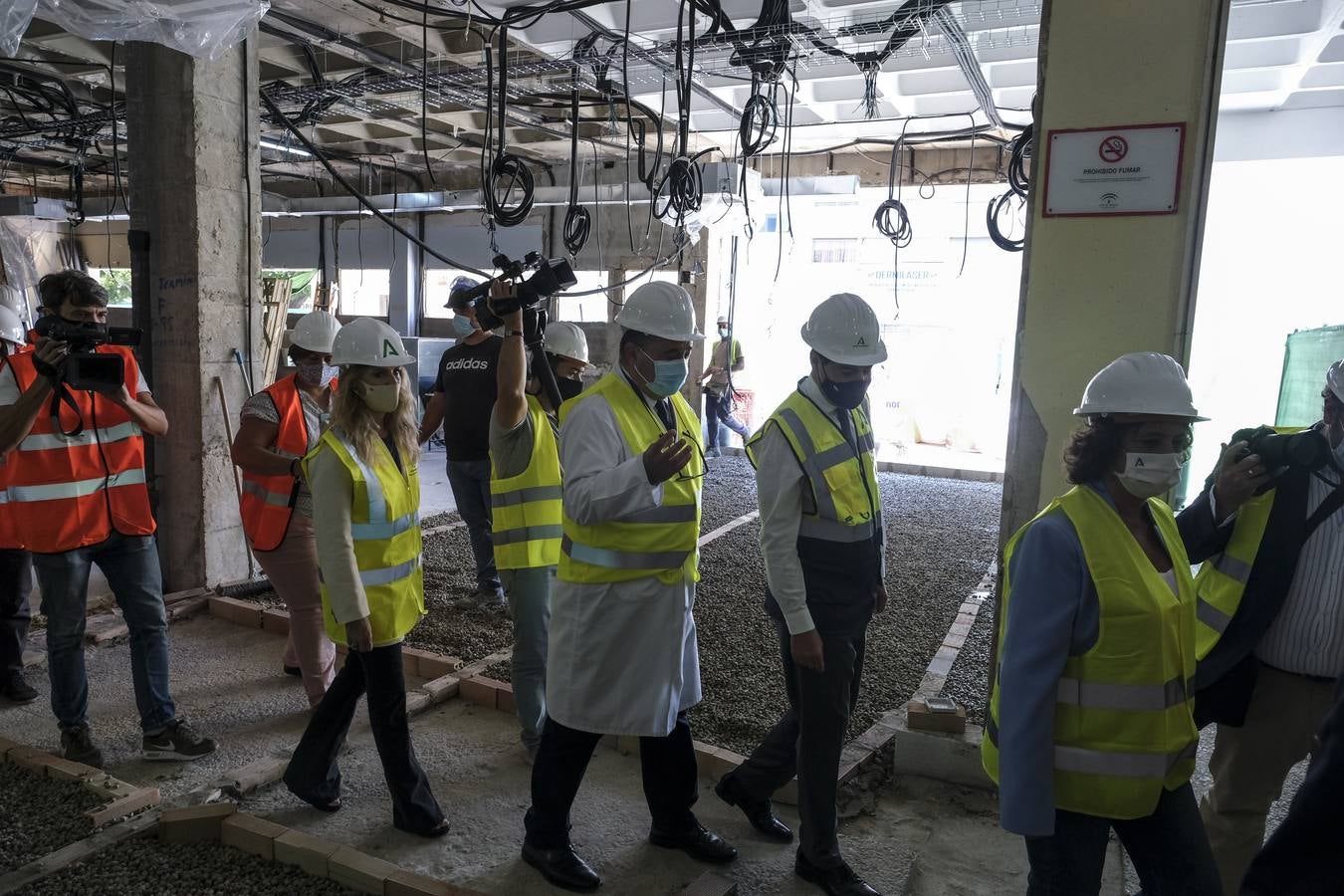 Fotos: la visita de Juanma Moreno al hospital Puerta del Mar de Cádiz