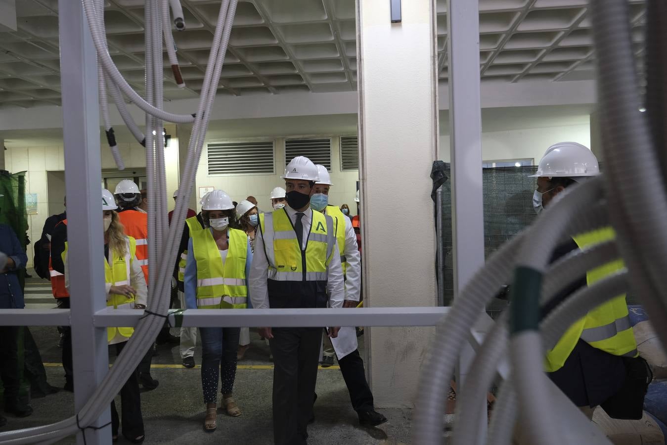 Fotos: la visita de Juanma Moreno al hospital Puerta del Mar de Cádiz