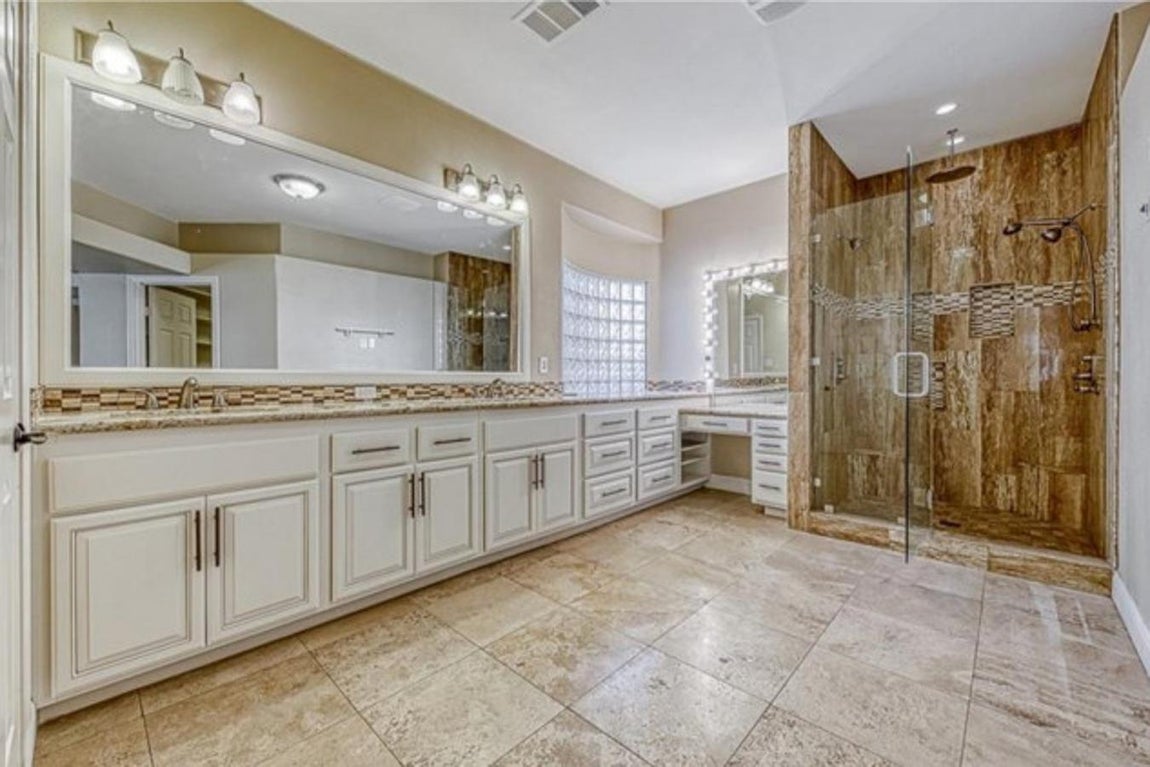 Espacio para toda la familia. Los baños también son bastante amplios, con grandes duchas y en el de la suite principal también hay un sofisticado jacuzzi.