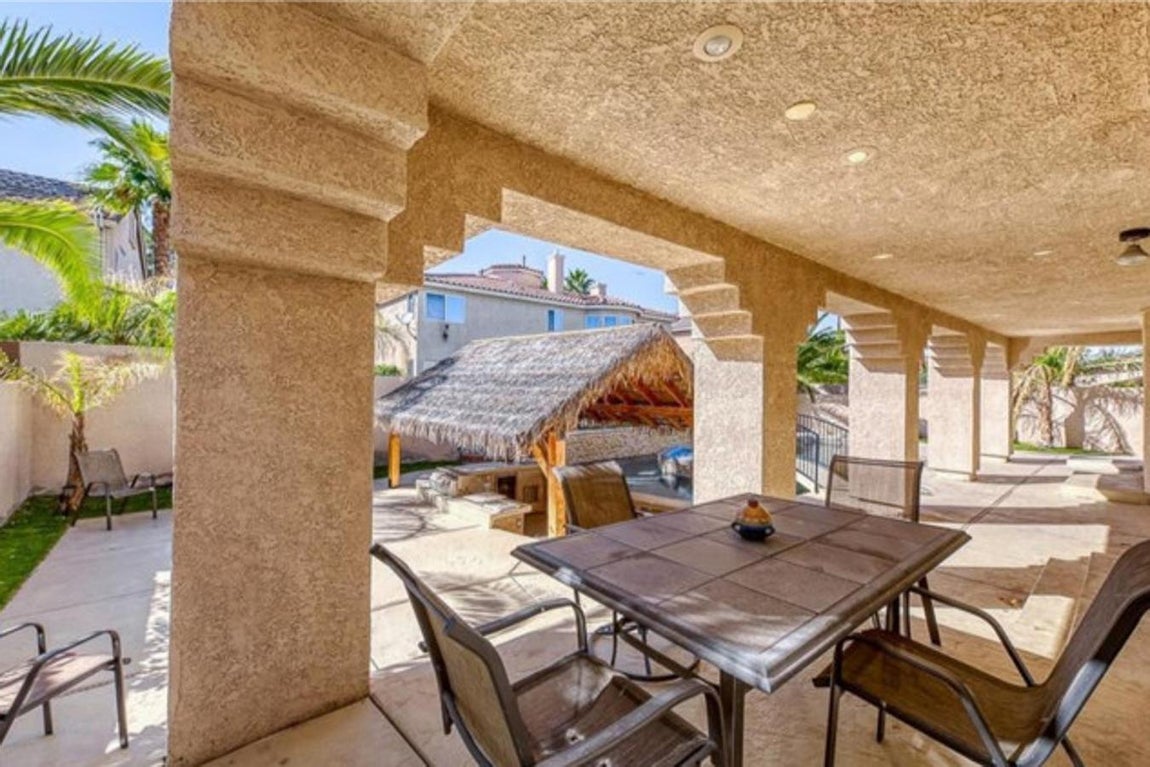 A dos pasos de su restaurante. En este caso cobra especial importancia la parte exterior, donde encontramos varios jardines con cenadores y porches además de una pequeña cabaña para invitados.