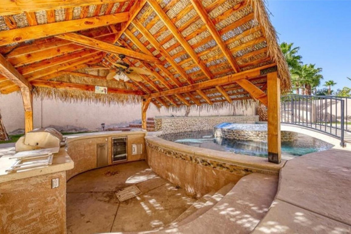 El patio es el eje central. Con una extensión de 420 metros cuadrados, la casa se divide en 5 dormitorios, 4 baños repartidos en 2 plantas.