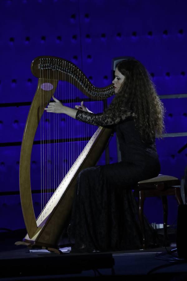 Ana Crismán saca los «Soníos del Arpa Negra» en la Bienal de Flamenco