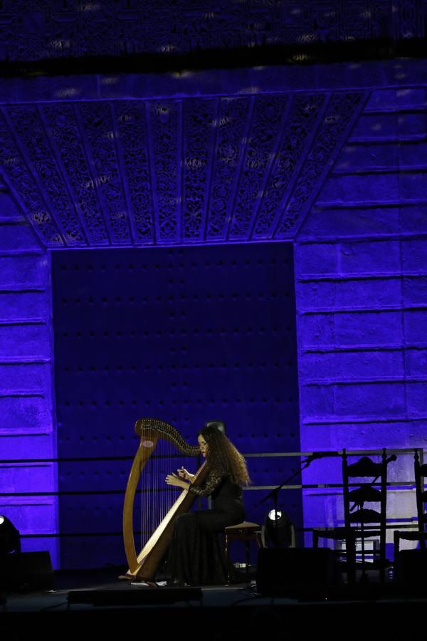 Ana Crismán saca los «Soníos del Arpa Negra» en la Bienal de Flamenco