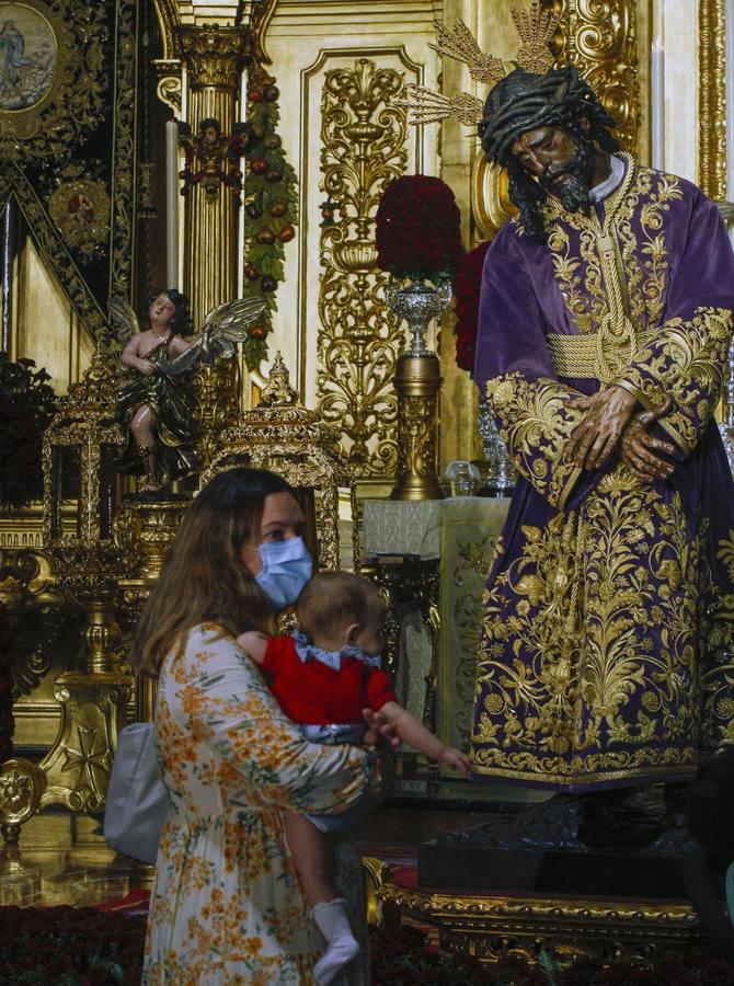 Besamanos del Gran Poder: El Señor recibe a los sevillanos en su Basílica