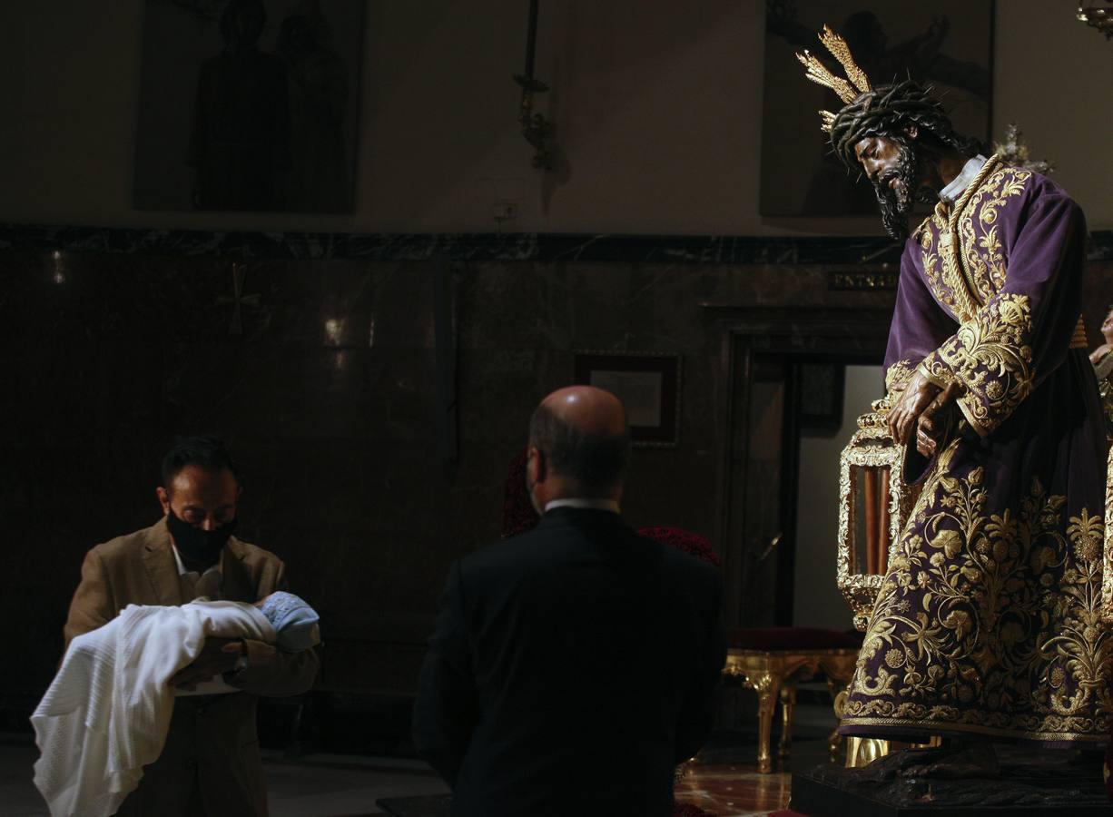 Besamanos del Gran Poder: El Señor recibe a los sevillanos en su Basílica