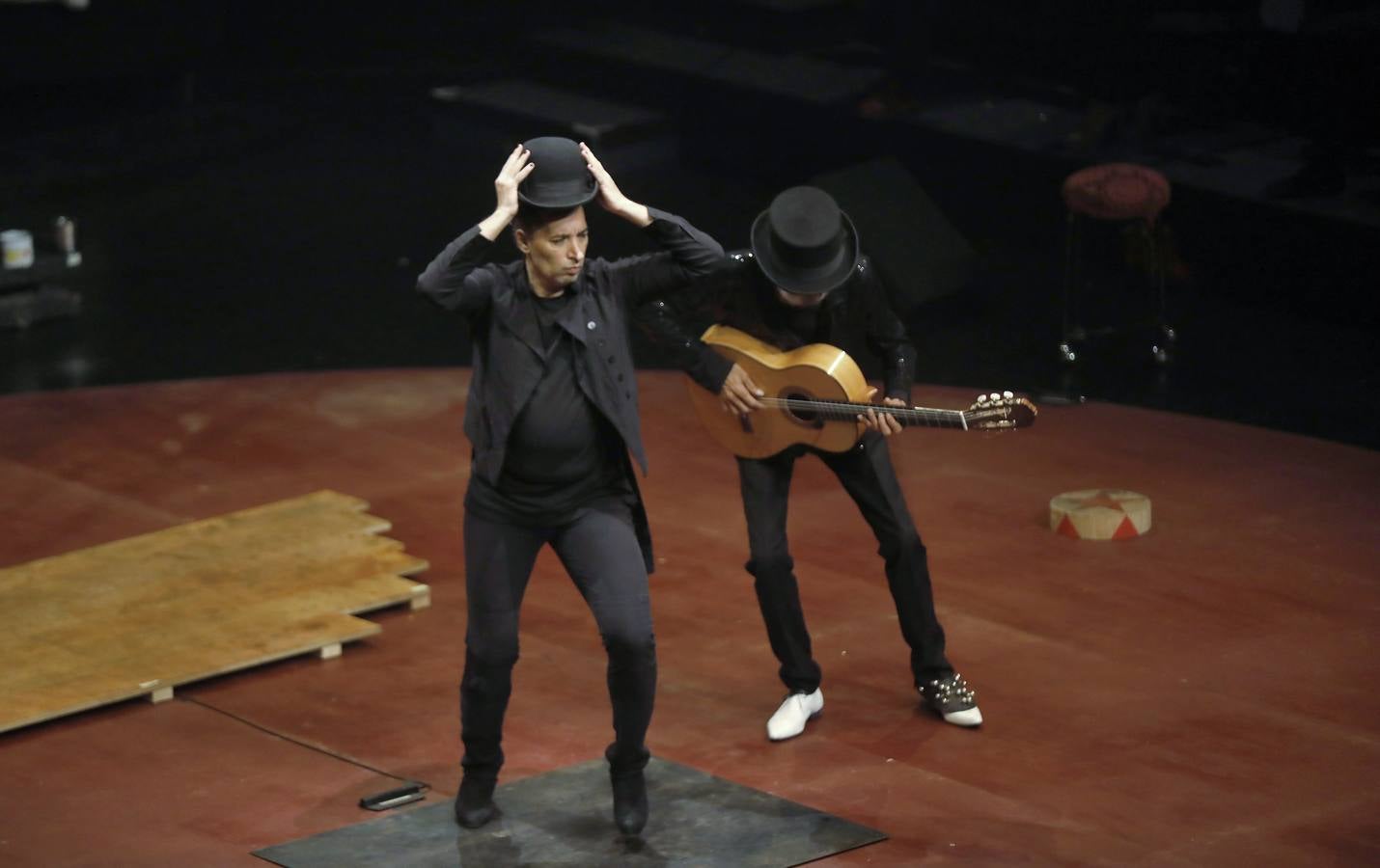 Israel Galván &amp;amp; Le Cirque Romanés presentan «Gatomaquia» en la Bienal