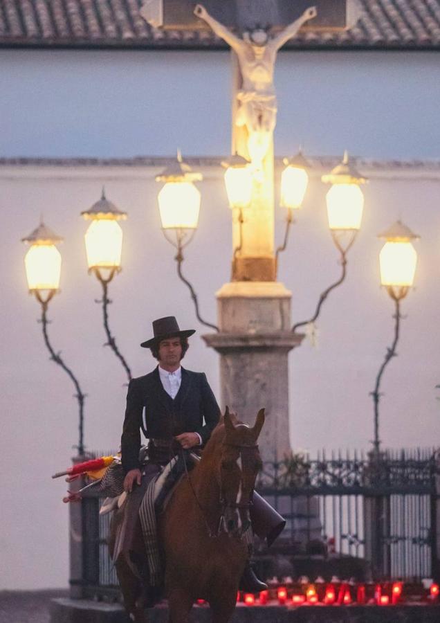 En imágenes, el saludo de Morante de la Puebla al Cristo de los Faroles de Córdoba