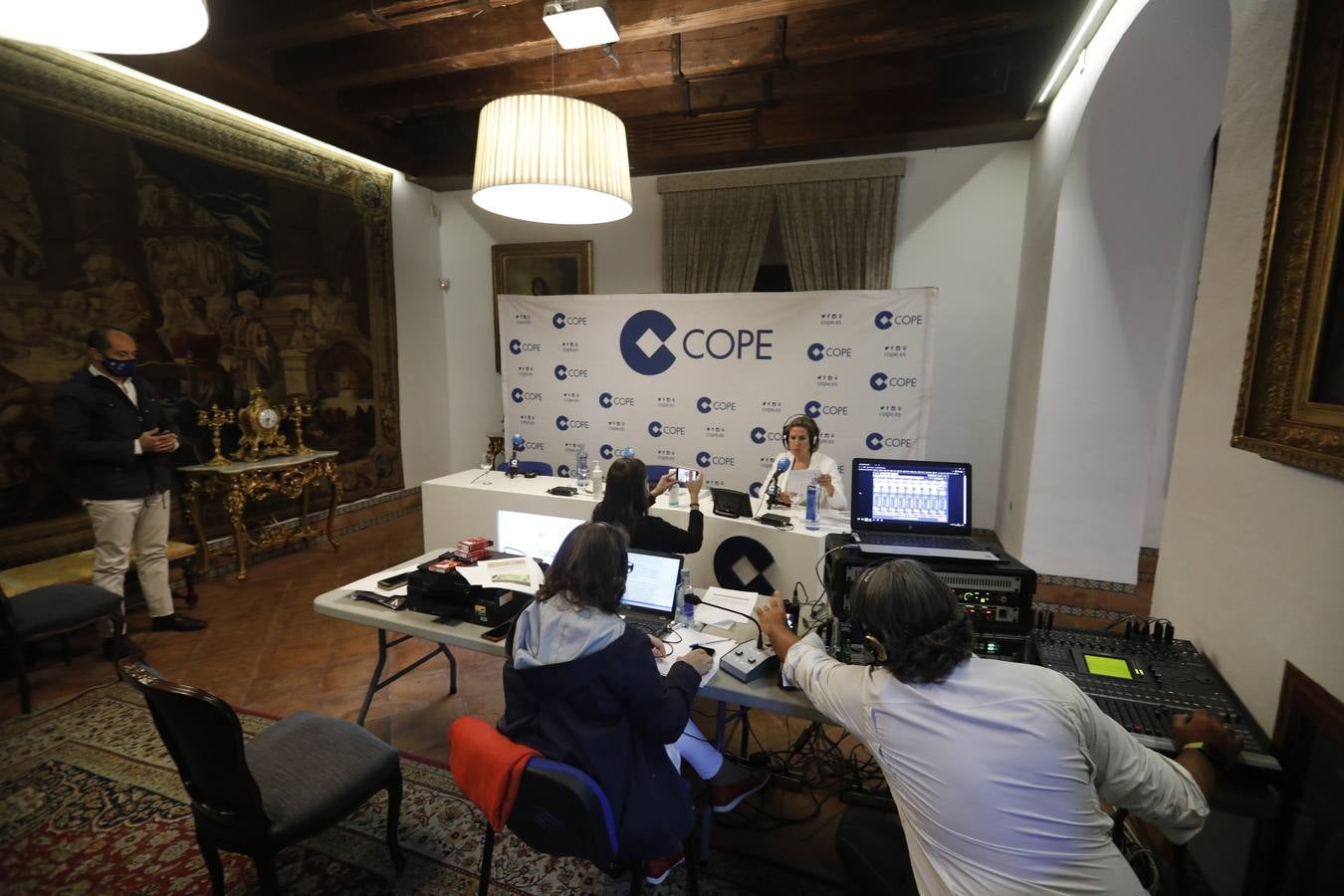 La emisión de «Fin de Semana» de Cope desde el Palacio de Viana, en imágenes