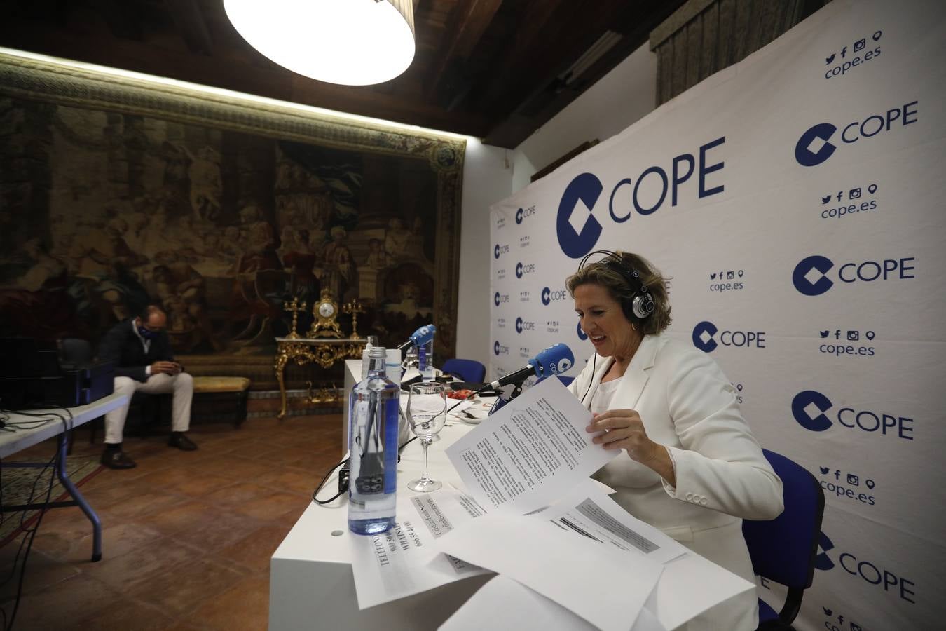 La emisión de «Fin de Semana» de Cope desde el Palacio de Viana, en imágenes