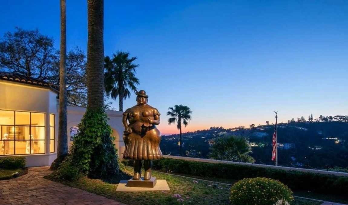 La nueva mansión hollywoodense de LeBron James. La ganadora de 4 premios Oscar vivió en esta mansión durante el apogeo de su carrera. Después, pasó a manos de compradores desconocidos hasta que en 1986 se hicieron con ella la creadora de telenovelas Lee Phillip Bell y su pareja William J. Bell, quienes la reformaron para darle el actual aspecto. También trabajaron el terreno exterior creando un bonito y majestuoso jardín.