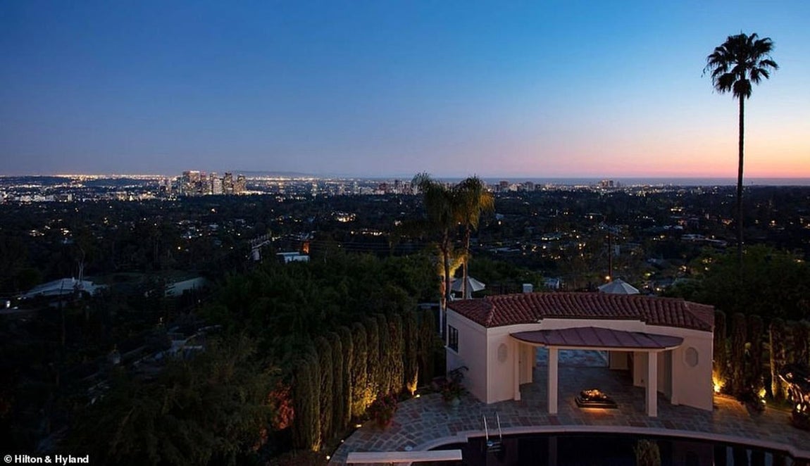 La nueva mansión hollywoodense de LeBron James. Esta lujosa propiedad se suma a las dos mansiones que James tiene en el elegante vecindario de Brentwood, Los Ángeles. Con la primera se hizo en 2015 y pagó por ella 21 millones de dólares, mientras que la segunda, que adquirió en 2017 por 23 millones, es su actual residencia.